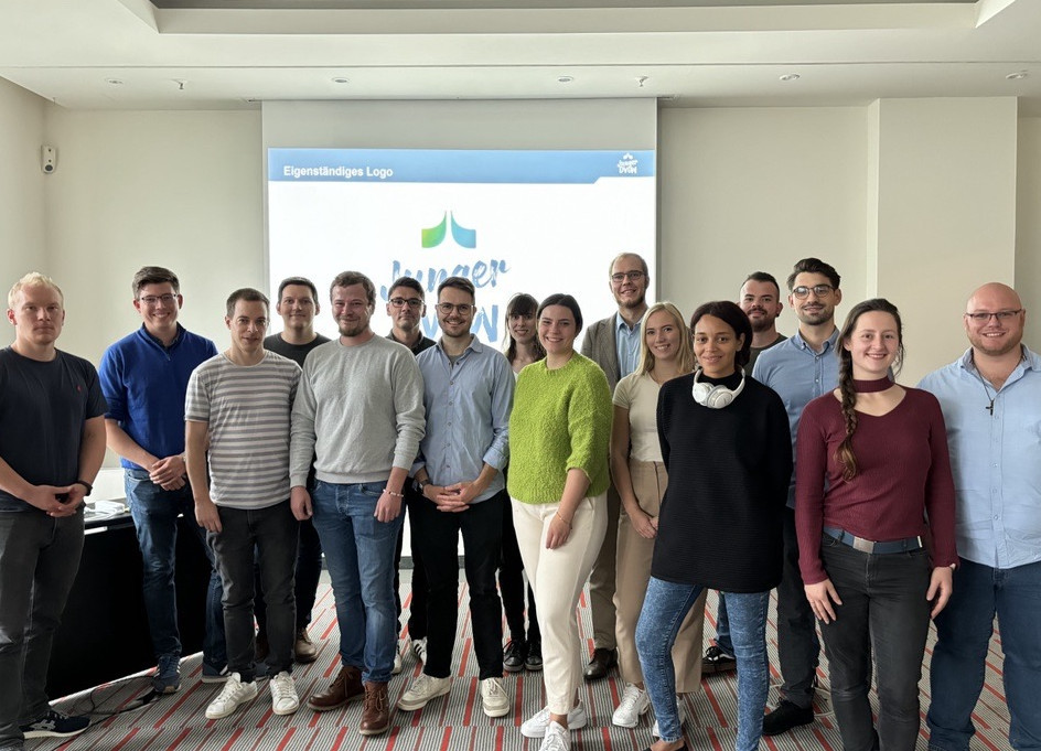 Gruppenbild im Konferenzraum vor der Präsentation