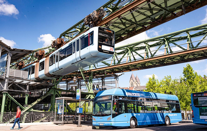 Die Wuppertaler Stadtwerke setzen neben der Schwebebahn auch auf moderne Wasserstoffbusse.