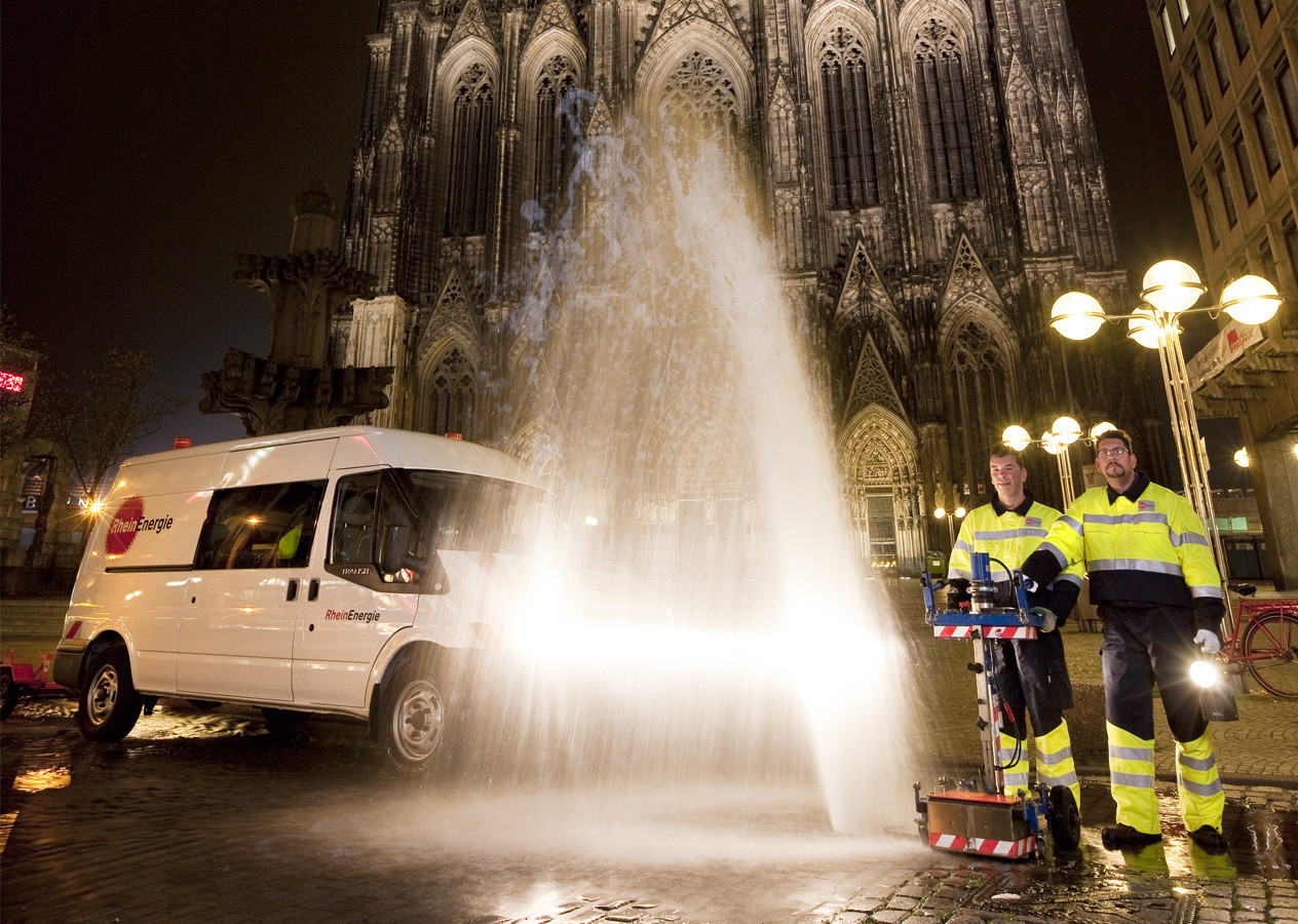 Inspizierung einer Absperrarmatur vor dem Kölner Dom