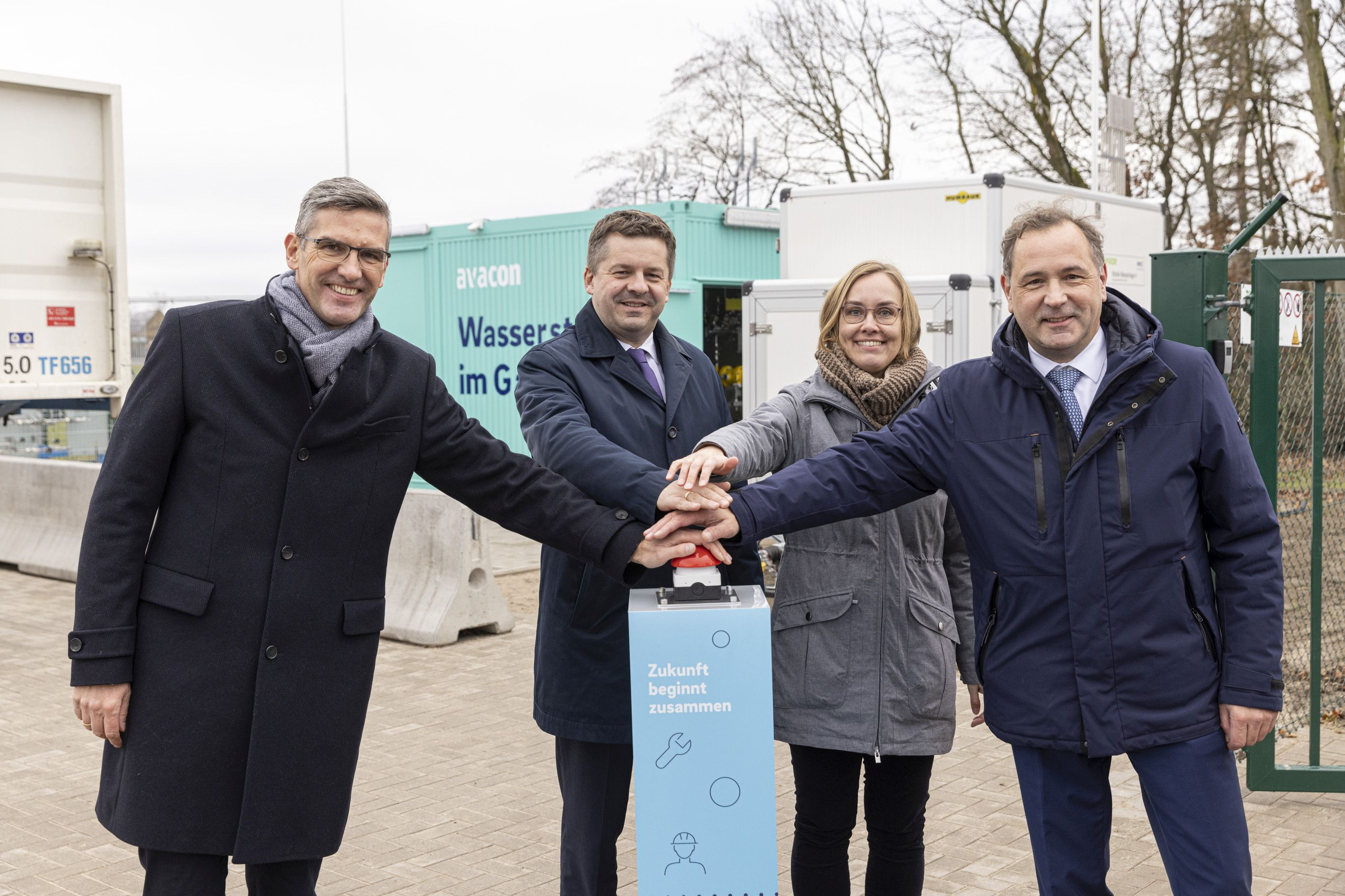 Vier Personen beim Knopfdruck zum Beginn der Wasserstoff-Einspeisung ins Avacon-Netz in Schopsdorf