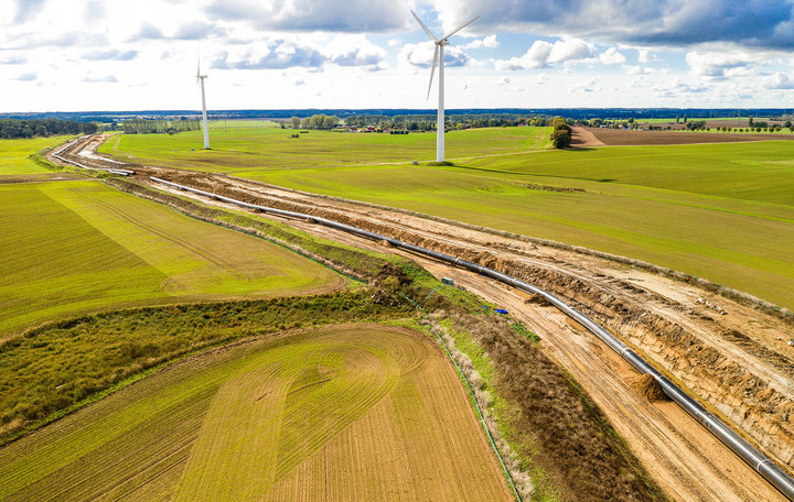 Enorme Leitungen transportieren das Gas sicher über weite Strecke.