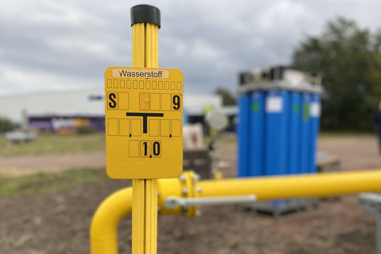 gelbes Schild mit Aufdruck Wasserstoff im Wasserstoffdorf Bitterfeld