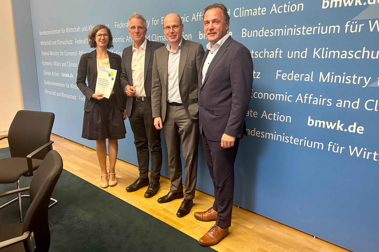 Vor einer Wand des BMWK stehend Überreichung des Transformationspfads: Dr. K. Westphal (BDEW), Staatssekretär St. Wenzel (BMWK), Dr. T. Kehler (Zukunft Gas); Prof. Dr. G. Linke (DVGW)