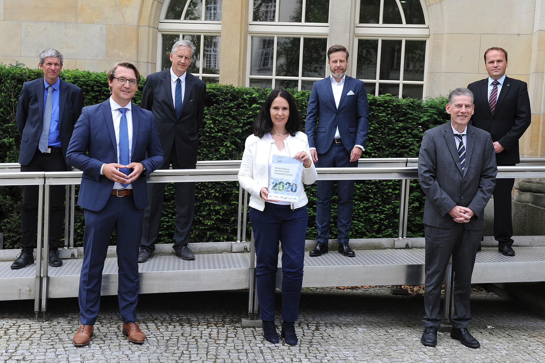 Übergabe des Branchenbildes der deutschen Wasserwirtschaft an die Parlamentarische Staatssekretärin im Bundesministerium für Wirtschaft und Energie, Elisabeth Winkelmeier-Becker.