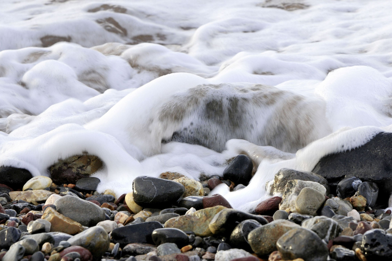 Aufgewühltes Wasser auf Kieselsteinen