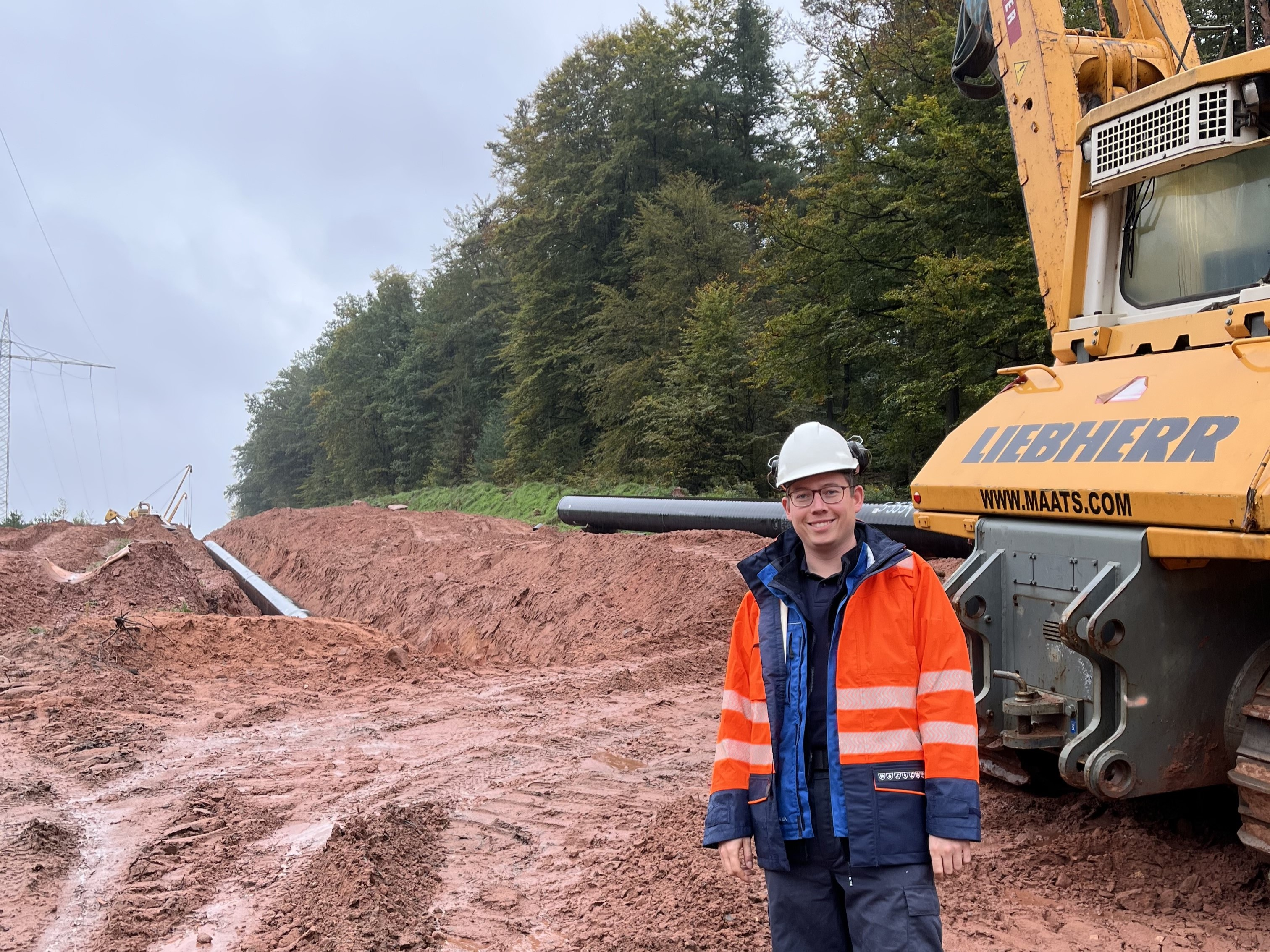 Mann steht auf einer Baustelle