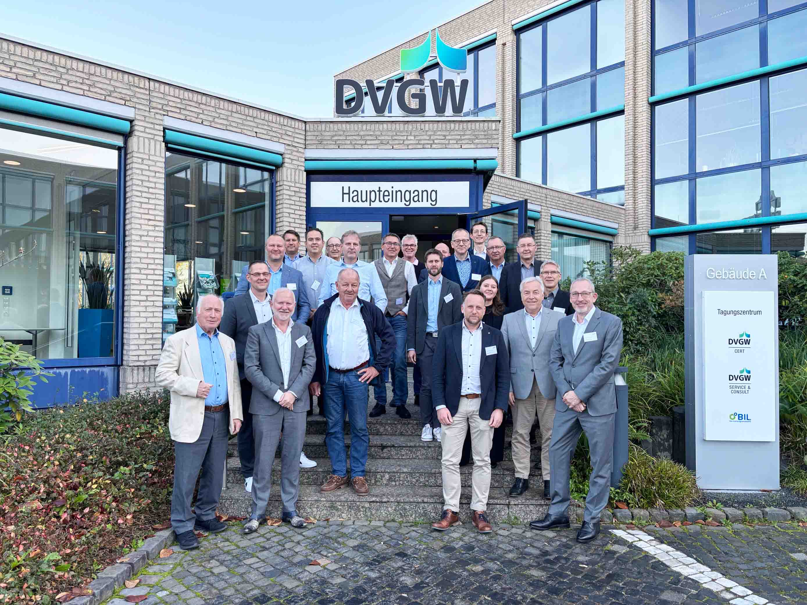 Gruppenfoto vor dem Eingang des DVGW-Gebäudes